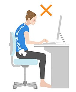 パソコンに向かう姿勢が原因 肩こり 腰痛が起こる原因と正しい姿勢を保つためのデスク周りの調整法をご紹介 カラダの痛み 悩み解決ノート Mediaid公式オンラインショップ メディエイドオンライン
