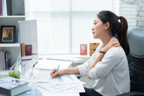 パソコンに向かう姿勢が原因？肩こり・腰痛が起こる原因と正しい姿勢を保つためのデスク周りの調整法をご紹介｜カラダケア研究所 | MEDIAID  Online – メディエイド 公式オンラインショップ