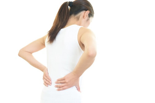 腰を支える女性